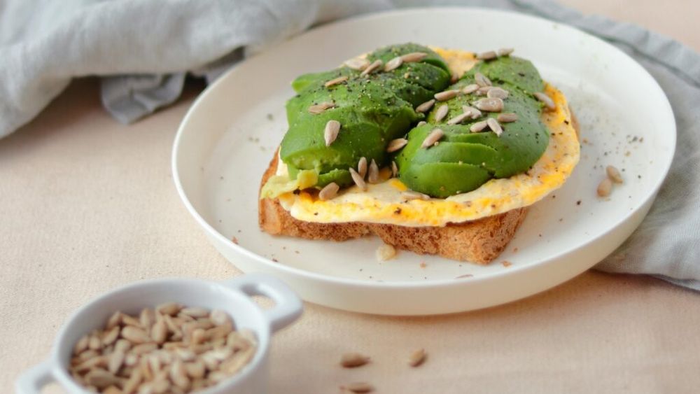 10 alimente bogate în vitamina E pentru a susține sănătatea ochilor, pielii și sistemului imunitar/O dietă ce include arahide, spanac, avocado, semințe de floarea sorelui și nu numai, poate asigura o cantitate suficientă din acest nutrient