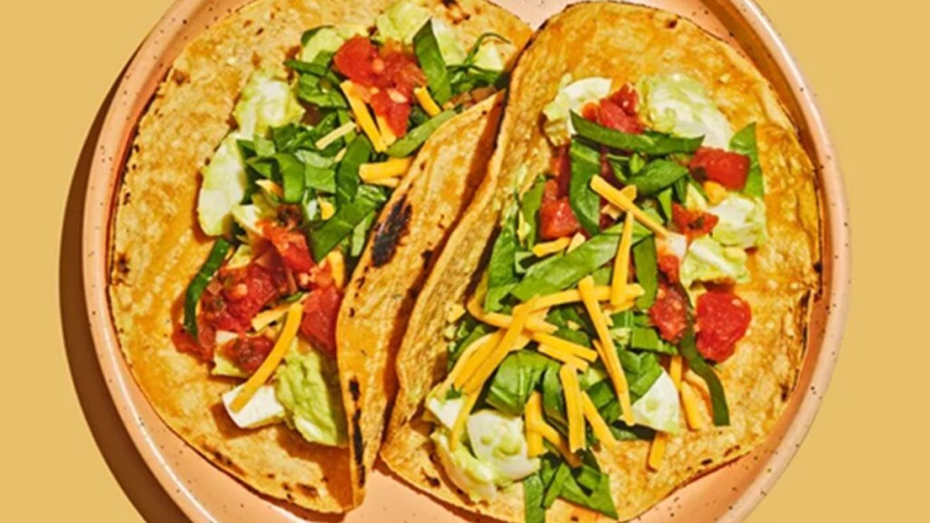 Tacos cu spanac și ou, un mic dejun hrănitor și gustos / Este rapid de pregătit și poți să-l iei ușor la birou, dacă te grăbești și nu apuci să-l mănânci acasă