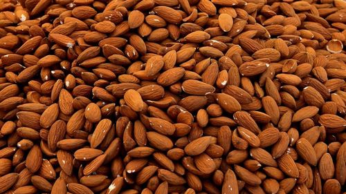 Migdalele, una dintre cele mai bune gustări pentru cei care doresc să slăbească / Cantitatea maximă zilnică recomandată / Dacă nu vă plac migdalele, vă recomandăm alte trei opțiuni