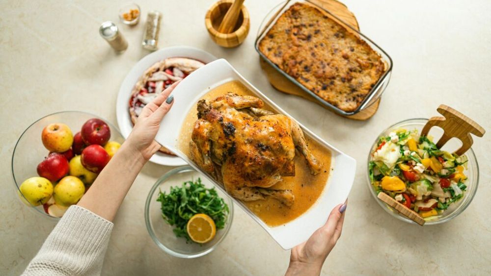 Idee de prânz delicios și festiv: Pui umplut cu fructe uscate, gutui și trahana / O rețetă rustică din Grecia care oferă o combinație inedită de arome dulci și sărate