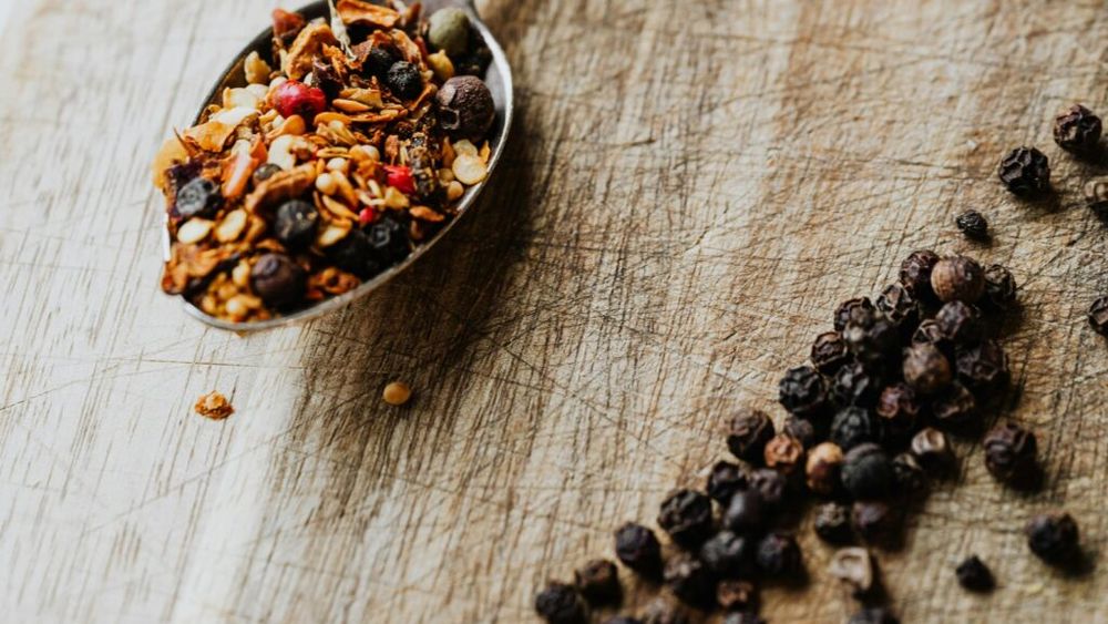 4 moduri în care piperul negru te poate ajuta să slăbești / O substanță activă din piperul negru îți reduce apetitul, previne acumularea de grăsime și reglează nivelul zahărului din sânge