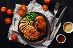 Secretul bucătarilor pentru pui mai fraged: Ingredientul banal din bucătărie care schimbă complet textura
