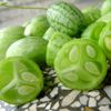 Arată ca un pepene în miniatură, dar este un castravete. Leguma românească „Victor” ajunge pentru prima dată la vânzare