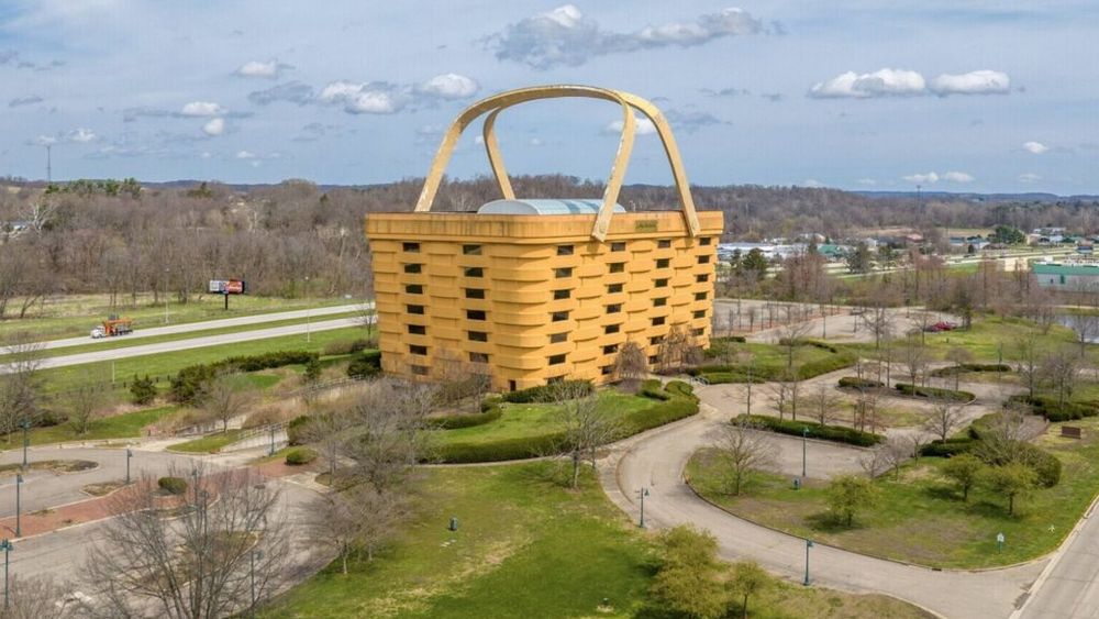 Clădirea în formă de coș de picnic/ Ciudatul edificiu este sediul unui cunoscut producător american de coșuri țesute manual