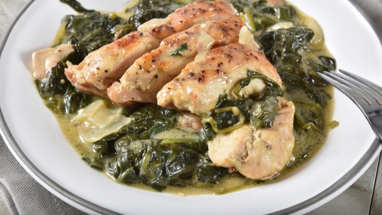 Pui florentin cremos: Totul se pregătește într-o singură tigaie și e gata în doar 30 de minute