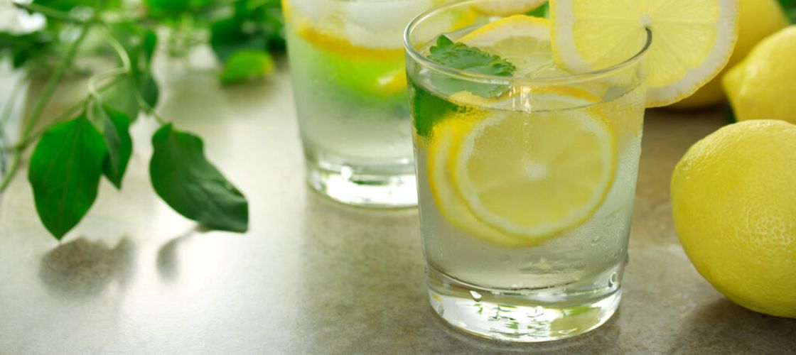 Ce se întâmplă în corp dacă bei apă cu lămâie în fiecare zi / 8 beneficii susținute de nutriționiști