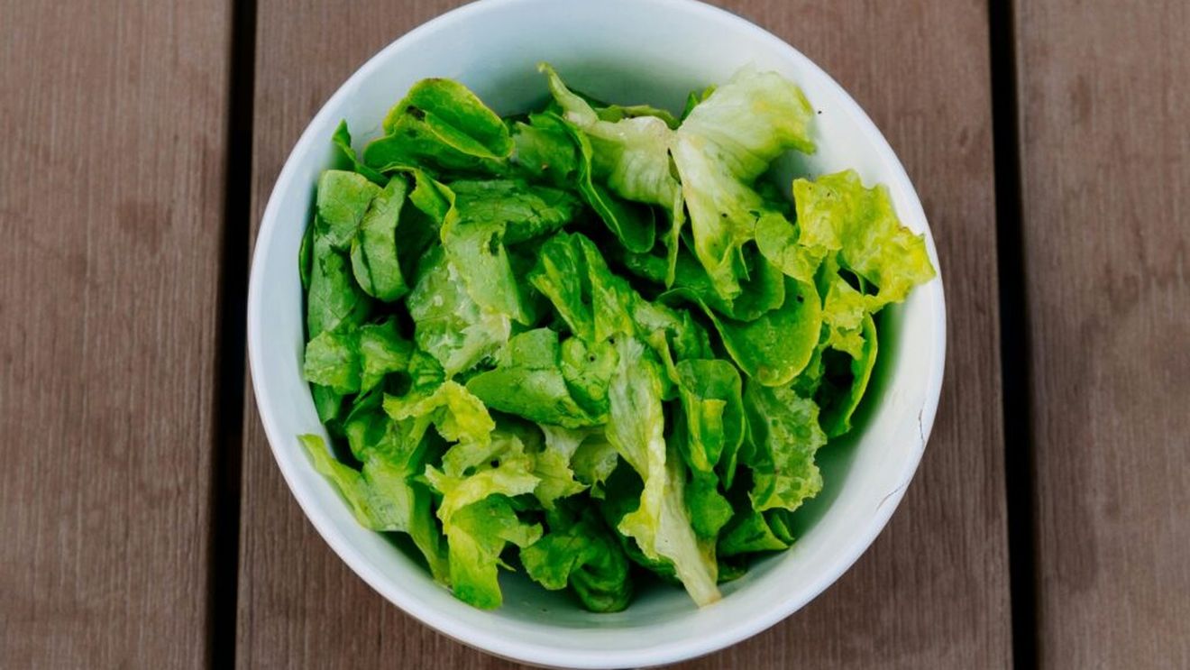 Mituri și adevăruri despre salata pe care s-au format pete portocalii: e sigură sau nu pentru consum?