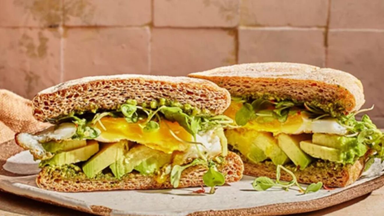 Sandwich cu pesto și ou pentru micul dejun / Rețetă rapidă, sănătoasă și gata în 10 minute / Poate fi transformat într-o variantă vegană