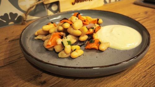 Rețetele Juanitei | Salată de morcovi copți, ceapă și fasole cu sos de muștar/ Se prepară rapid, poți coace legumele fie în friteuză fie în cuptor