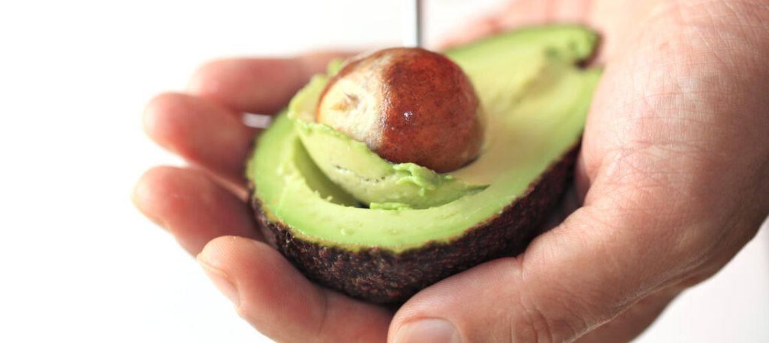 Avocado congelat: ce se întâmplă cu textura după decongelare, când funcționează și greșeala care îl poate strica complet