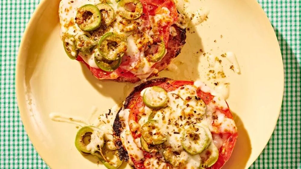 Brioșă englezească cu roșii, brânză și măsline/Mai ușor de făcut decât pizza și cel puțin la fel de gustoasă