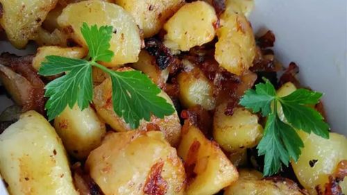 Cartofi copți, o rețetă ușoară pentru cină/Poate fi preparată din cartofii rămași, dacă ai fiert sau copt în cuptor prea mulți cu o zi înainte