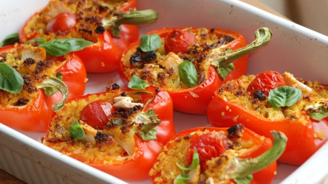 Ardei umpluți în stil napoletan, fără carne dar plini de arome mediteraneene: vinete, măsline, brânzeturi și miez de pâine în loc de orez