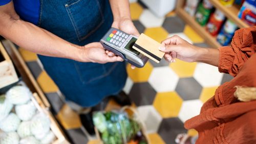 Aproape două treimi dintre americani cumpără alimente pe credit / Un studiu arată că scumpirile împing milioane de familii spre datorii