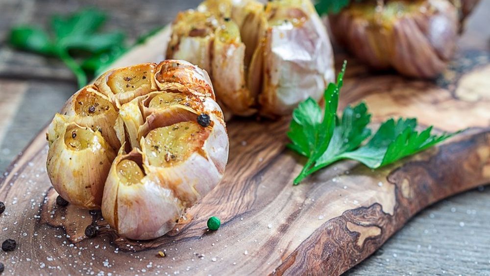 ABC în bucătărie. Cum se coace un bulb de usturoi întreg și la ce e bun apoi?