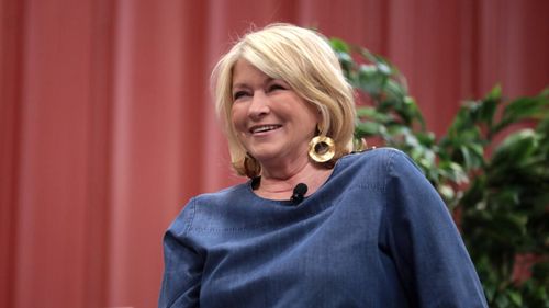 Martha Stewart reeditează prima sa carte „Entertaining” (Cum să fii o gazdă perfectă)/ În ultimii ani, atât cartea cât și autoarea au nenumărați fani în rândul Gen Z