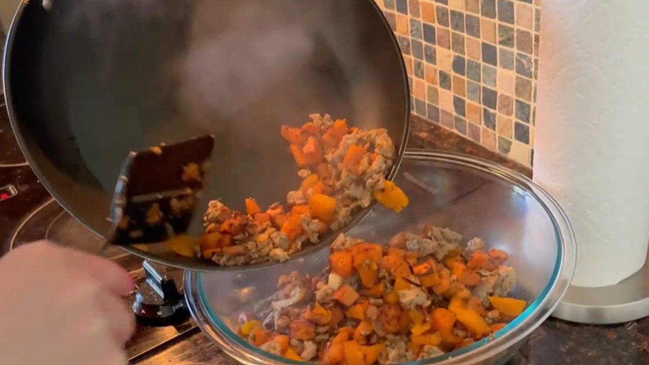 Cină bogată în proteine, gata în 25 de minute / Rețeta simplă cu carne de curcan, cartofi dulci și ciuperci