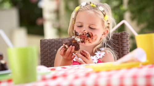 Studiu: 8 din 10 părinți se confruntă zilnic sau de câteva ori pe săptămână cu cereri ale copiilor pentru dulciuri și gustări