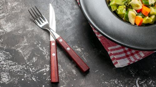 Greșelile de etichetă când iei masa la restaurant / Cum să așezi tacâmurile pe farfurie, după ce ai terminat de mâncat și cum să transmiți mesajul că ai luat doar o pauză