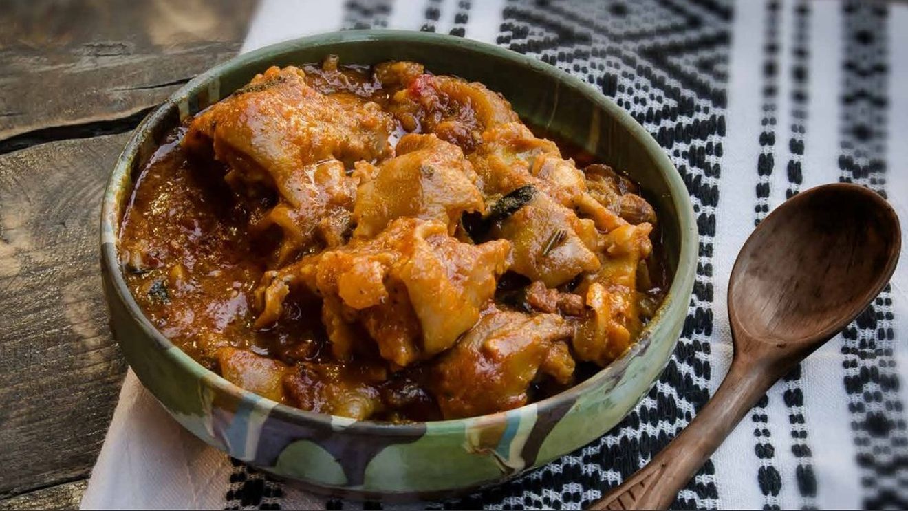 Tocană de unghii de porc. Este o specialitate din Bihor care confirmă faptul că aproape toate părțile componente ale porcului pot fi valorificate pentru hrană