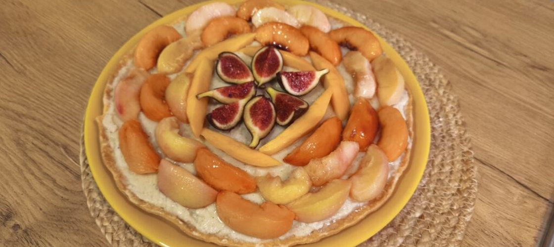 VIDEO-FOTO | Tartă cu cremă de vanilie și piersici coapte. Un desert răcoritor sau o prăjitură pentru o ocazie mai specială