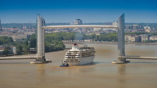 Peste 1.700 de persoane izolate pe un vas de croazieră ajuns în Bordeaux / Suspiciune de gastroenterită la bord