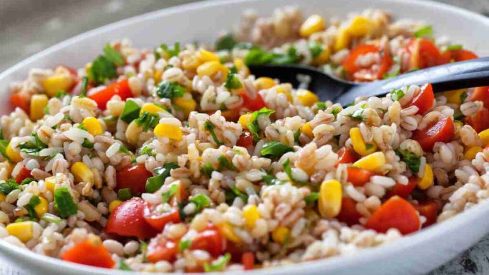 Un alt power play gastro al verilor italiene. Salată de orz cu piept de curcan, legume și măsline. Răcoritoare, ușoară, plină de gust