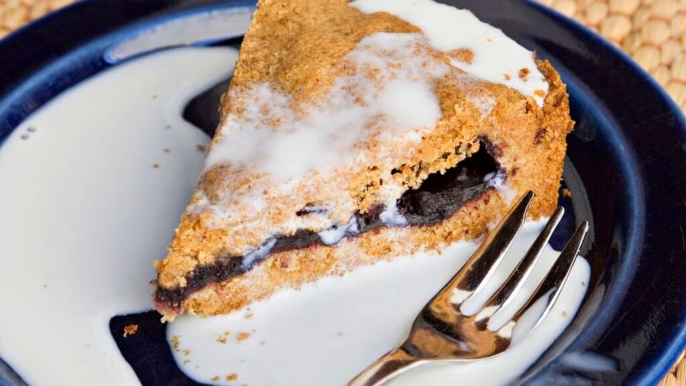 „Savolainen mustikkakukko”, un desert tradițional finlandez, înregistrat ca produs cu Indicație Geografică Protejată / Caracteristici: aluatul din făină de secară și umplutura de afine sălbatice