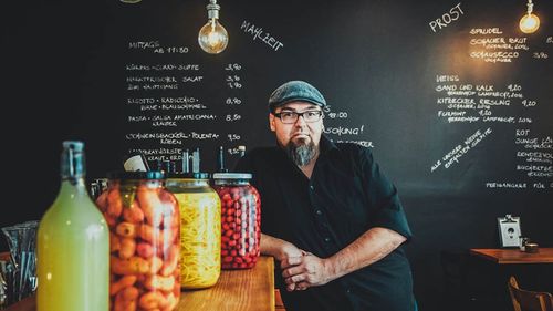 „Generația care mănâncă fois gras va dispărea”. Revoluția vegan a unui chef austriac de notorietate, care a eliminat treptat toate alimentele de origine animală din meniul de fine dining