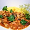 Tocană acră de pui cu hribi / Rețeta tradițională recomandată de arheologul culinar Mircea Groza