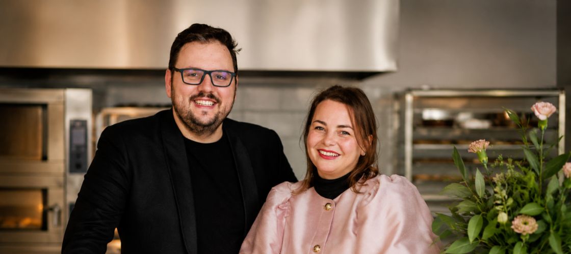 FOTO-VIDEO | Artizanii gustului (Ep. 3): Alexandra și Șerban Vornicu, absolvenți de Comunicare, au deschis un atelier de tarte în Iași, după ce au obținut un grant de 40.000 de euro: „A fost o nebunie. Proiectul l-am scris în ultima noapte” / „Cererea pentru tarts bar-uri este în creștere”