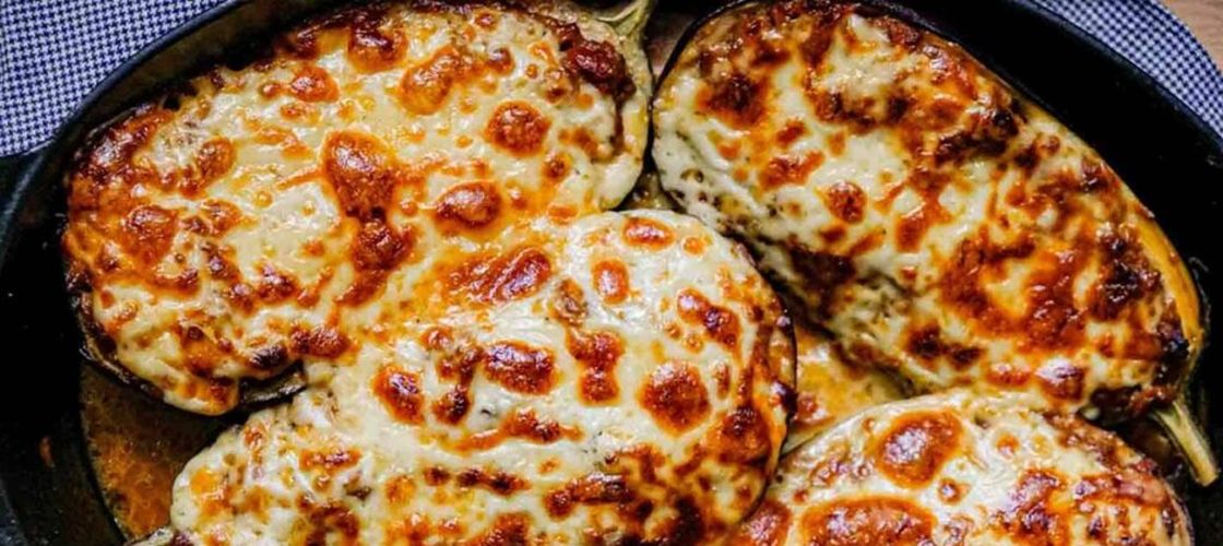 Vinete umplute în stil grecesc, cu carne și sos cremos / Rețeta mediteraneană care transformă un ingredient simplu într-un festin