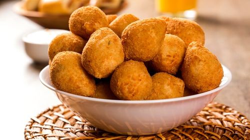 Cum se fac cele mai simple crochete de cartofi. Rețeta prevede obligatoriu ouă și opțional brânzeturi sau alte adaosuri pentru plus de gust