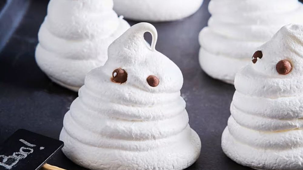 Fantome de bezea pentru Halloween/ Delicate, crocante și rafinate – un desert care aduce la gânduri mai bune orice spirit malefic