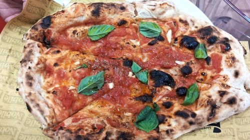 VIDEO | Cum se face pizza marinara în locul ei de origine, la Napoli, și cu ce se deosebește de celelalte. Atunci când e de calitate, aluatul se întinde manual, din câteva mișcări