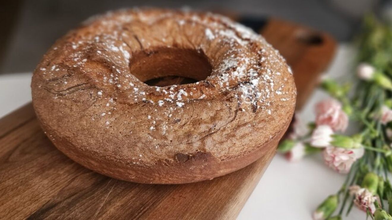 Chec cu 10 ouă: Rețeta simplă care se face într-un singur vas / Pentru un efect „wow”, coace-l într-o tavă rotundă, tip guguluf