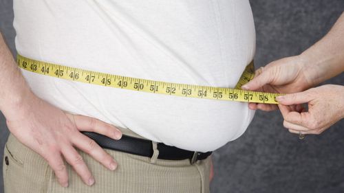 În Japonia există o lege contra obezității, cu scopul  de a elimina presiunea asupra sistemului sanitar. Cine depășește greutatea și nu poate slăbi de unul singur suportă apoi costurile terapiei, iar firma angajatoare riscă o amendă