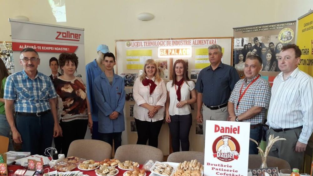 Torturi realizate de elevii unui liceu din Satu Mare, dăruite persoanelor de la adăpostul de noapte