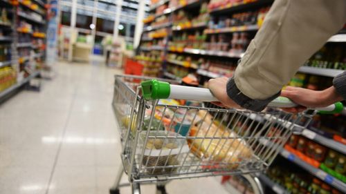 Comportamentul consumatorilor s-a schimbat: Oamenii merg la supermarket aproape în fiecare zi, în magazine diferite, căutând cel mai mic preț și achiziționând mai puține produse/ Marile cumpărături din weekend sunt de domeniul trecutului