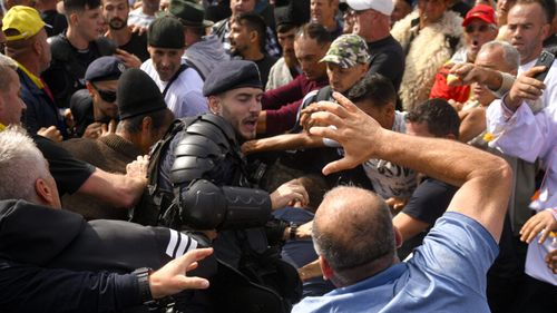 VIDEO | Zeci de percheziții în dosarul violențelor de la „protestul ciobanilor” de săptămâna trecută din Capitală / G4Media: printre protestatari s-au aflat și susținători ai lui Călin Georgescu