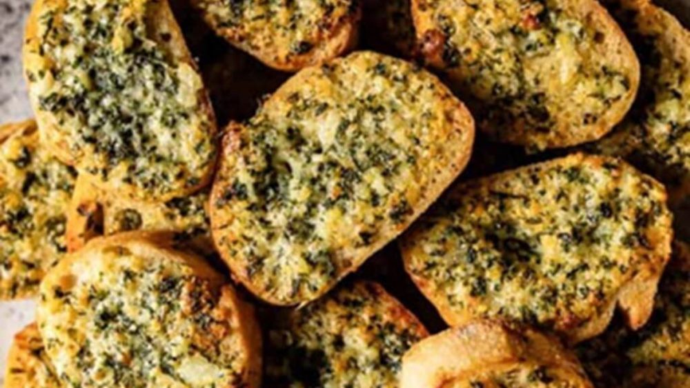 Pâine cu usturoi la Air Fryer / O bază pentru un mic dejun crocant, aromat și gata în câteva minute