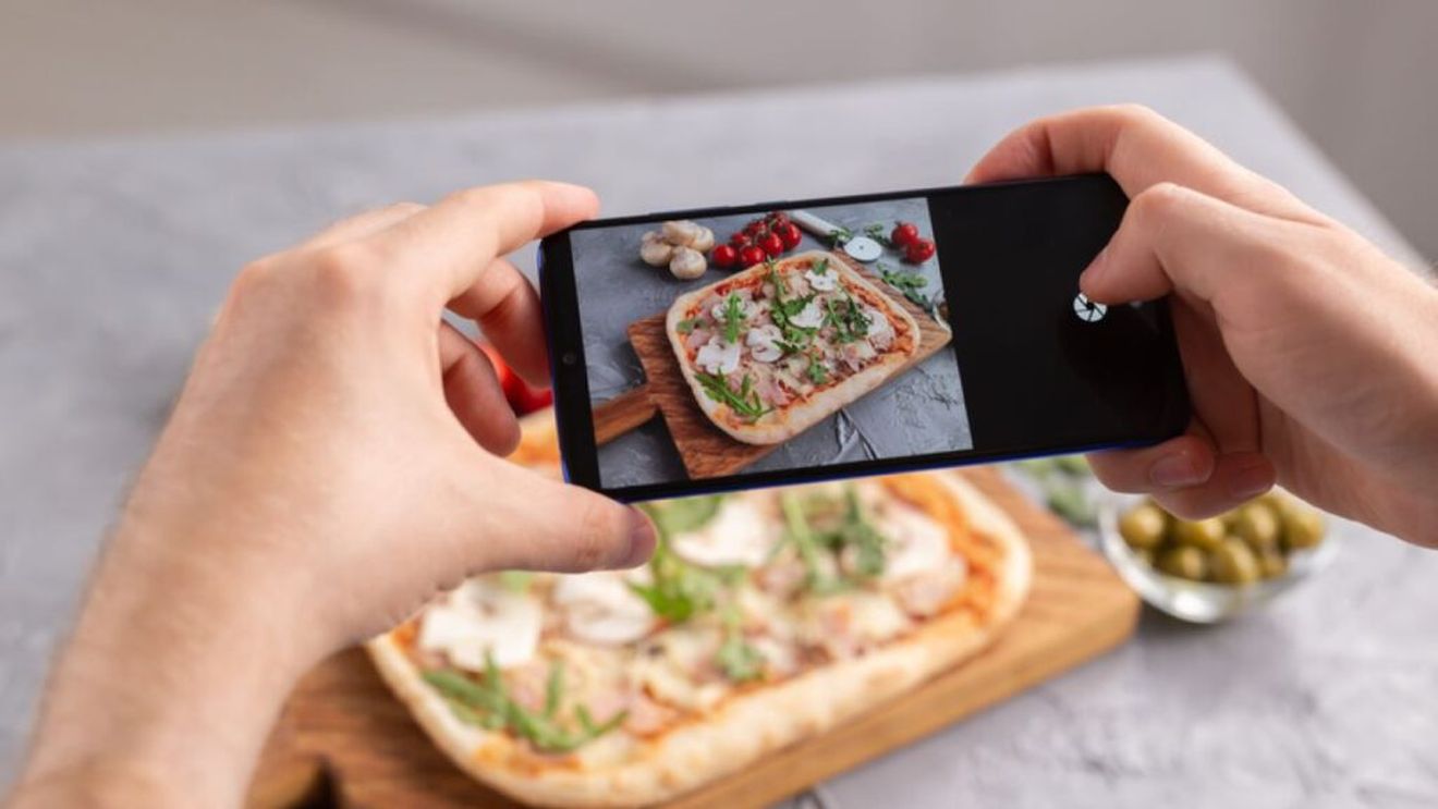 Rețelele sociale lărgesc orizonturile culinare mai mult decât rețetele din cărți, crede o tânără chef britanic foarte activă pe TikTok