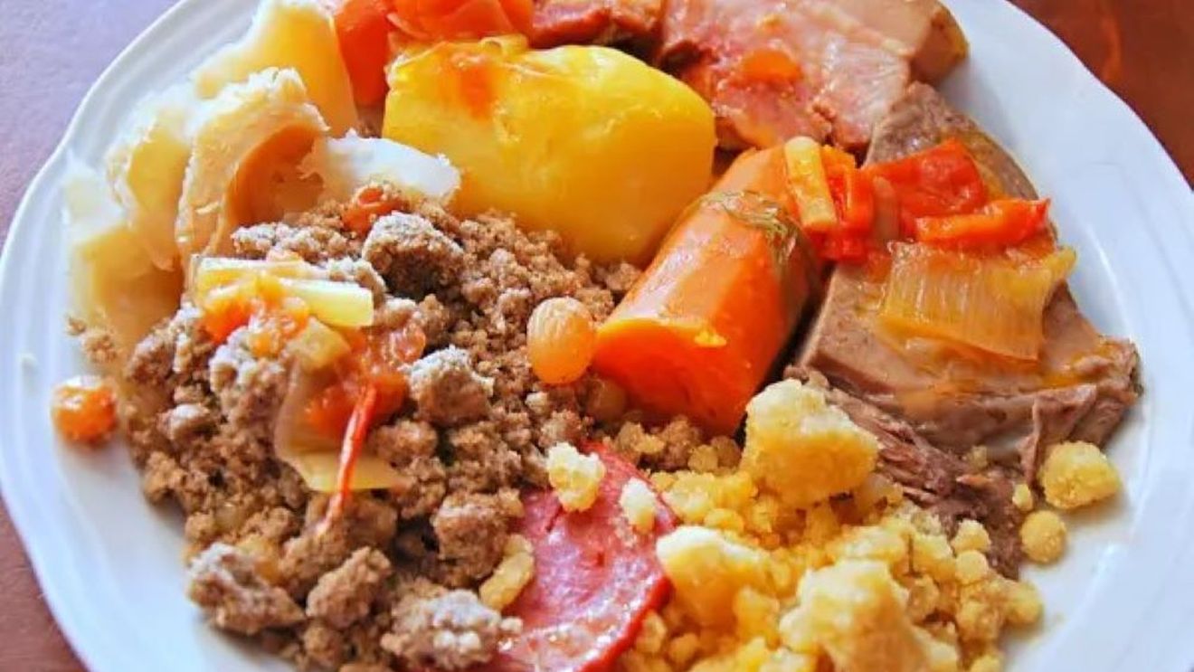 Kig ha farz, o mâncare tradițională din Bretagne. Este un fel unic alcătuit din carne cu legume și un preparat foarte original din făină de hrișcă