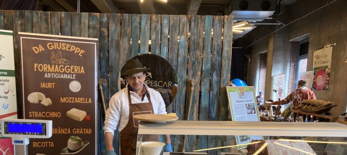 REPORTAJ FOTO-VIDEO: Brânzeturi maturate, zacuscă, carne fără aditivi și degustări direct de la fermieri / Cum a fost la Slow Food Earth Market, evenimentul „Piața Artizanilor” organizat în Capitală și ce produse ar trebui încercate