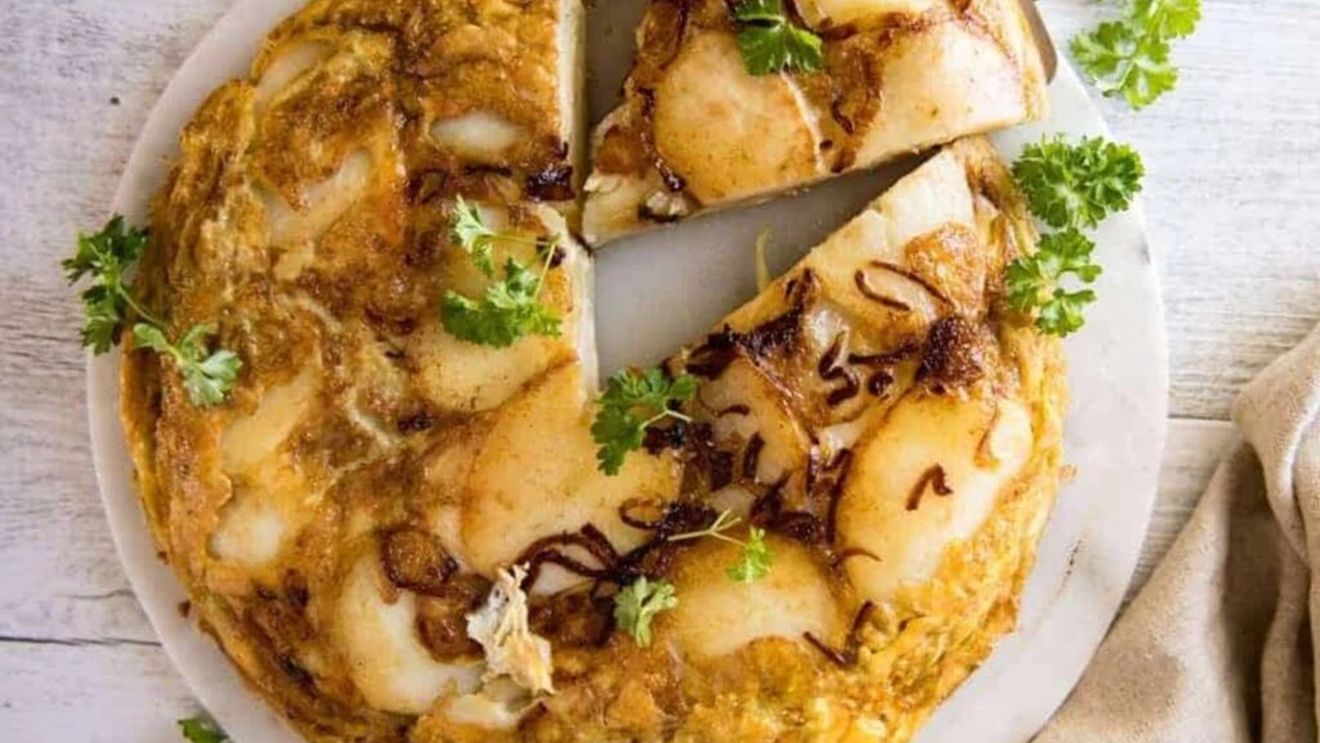 Tortilla spaniolă, omletă pentru un mic dejun care poate fi servit și mai târziu, în timpul zilei