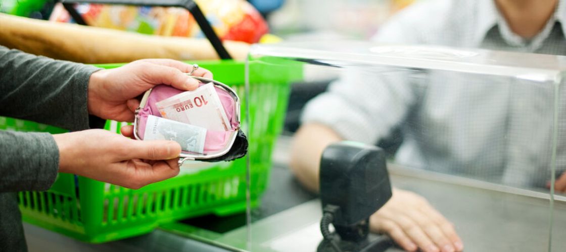 Comisia Europeană dă Ungaria în judecată din cauza taxei pe supermarketuri / Bruxelles-ul acuză discriminarea marilor retaileri