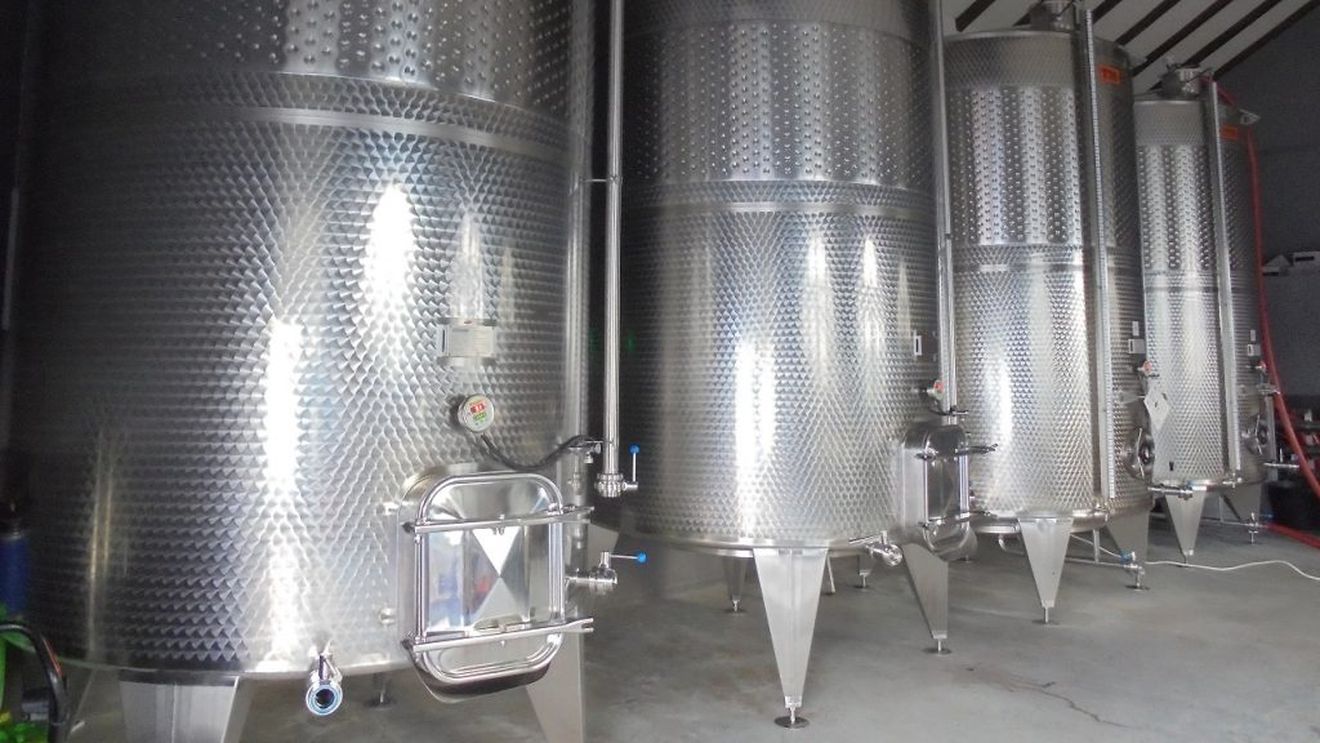 Vinurile românești exportate în interiorul UE ajung cu precădere în Marea Britanie și Germania; cea mai mare cantitate de vin importată  de România a provenit din cramele de peste Prut