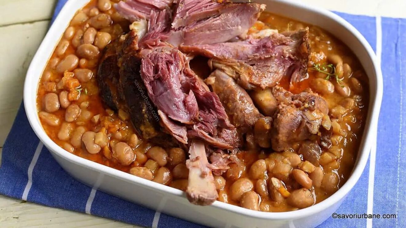 Ciolan afumat cu fasole, unul dintre cele mai delicioase preparate tradiționale de 1 Decembrie/Se spune că rețeta originală a fost creată de bucătarii militari