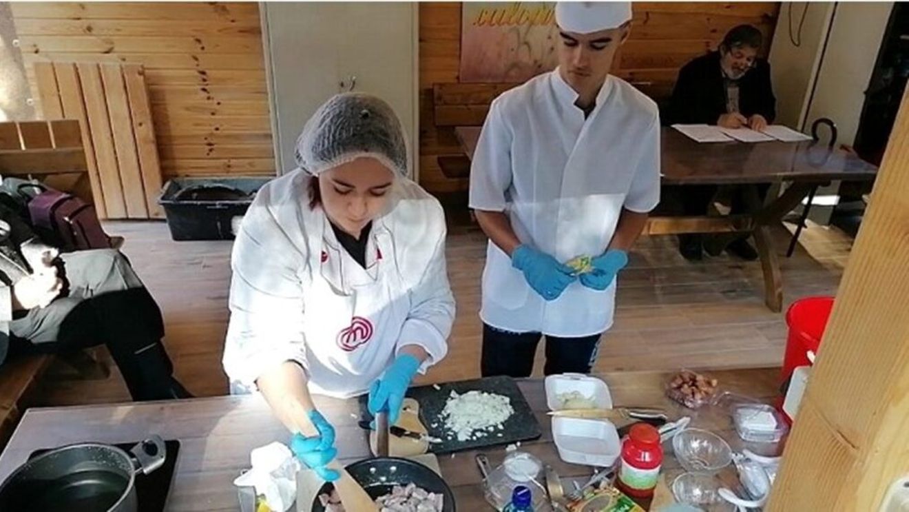 Elevii liceelor tehnologice din județul Olt au demonstrat abilități culinare la concursul „Extemporal la gastronomie”/Au pregătit de toate, de la deserturi rafinate până la fasole la ceaun