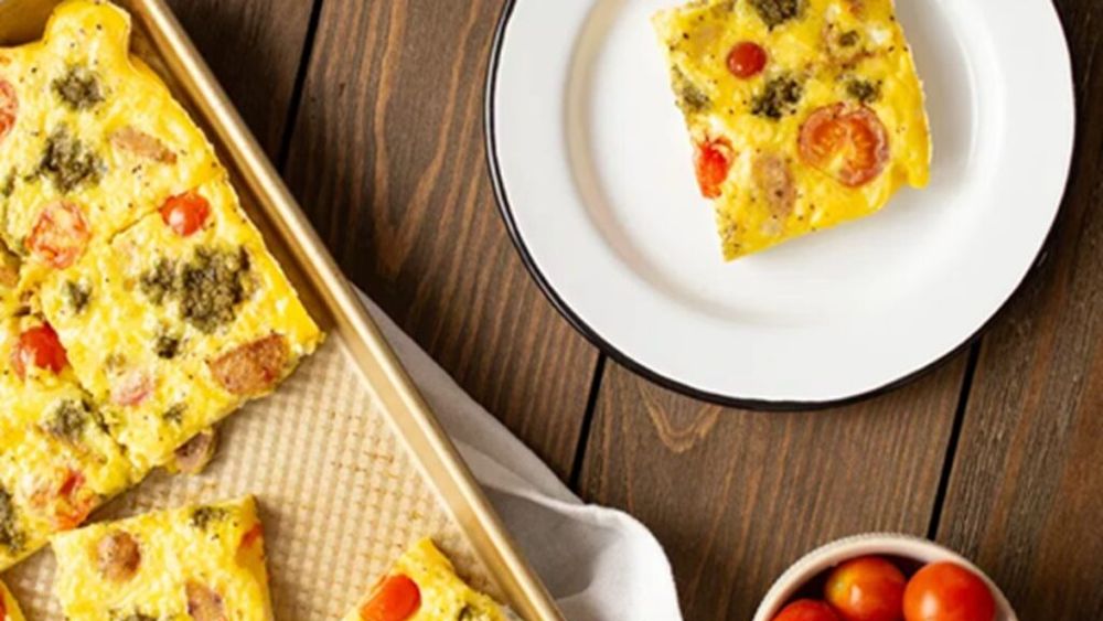 Ouă cu roșii, cârnați de pui și pesto la cuptor / Un mic dejun savuros și foarte practic: îl poți găti în avans pentru mai multe zile sau îl poți lua ușor la birou, ca gustare